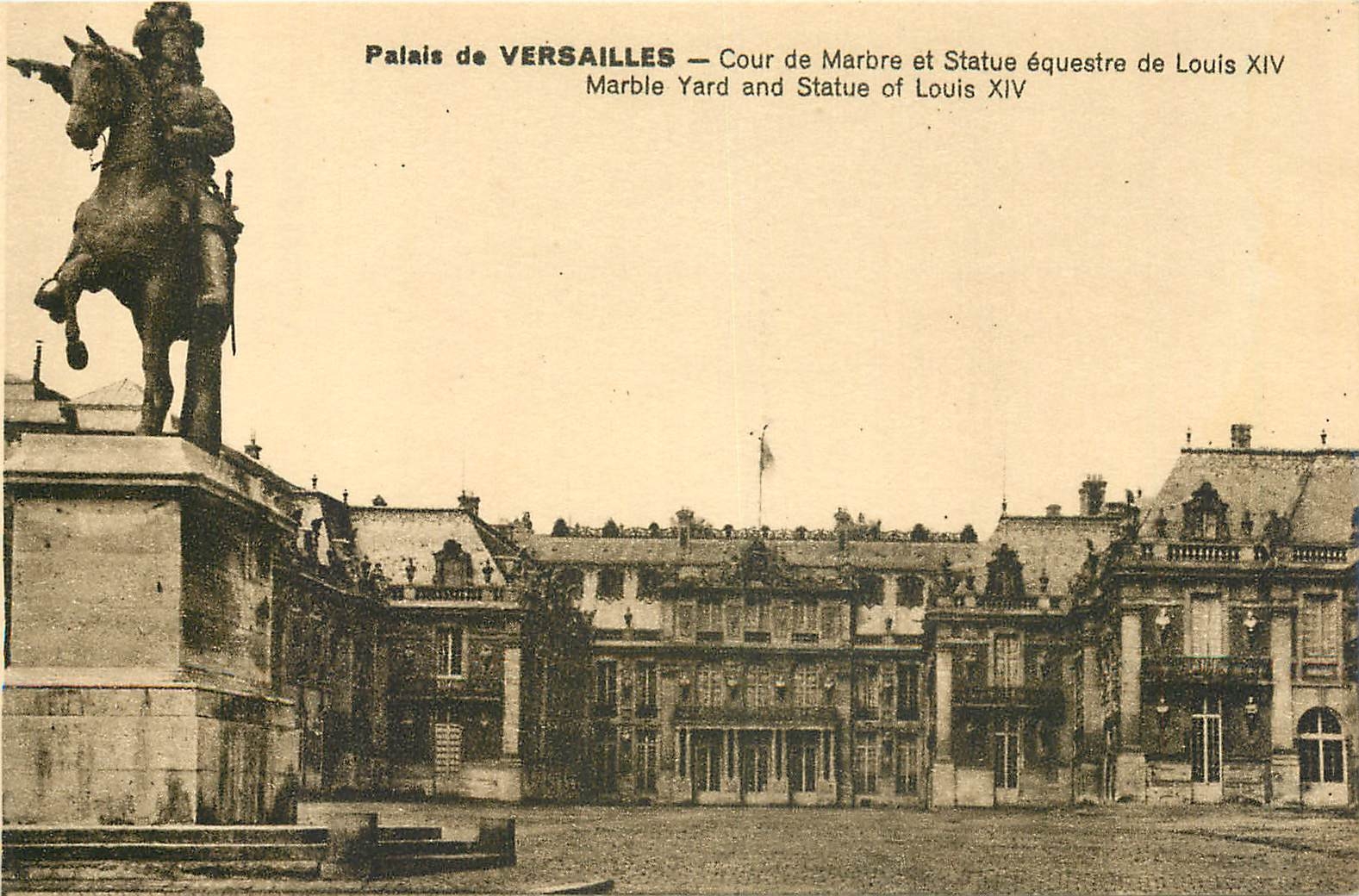 CPA Palais de Versailles Cour de Marbre et Statue equestre de Louis XIV