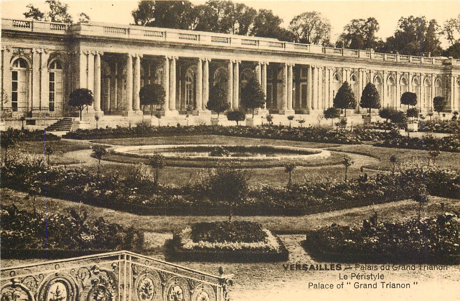 CPA Versailles Palais du Grand trianon le Peristyle
