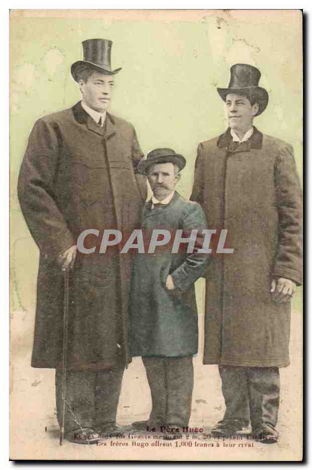 CPA Geants Giants Le Pere Hugo et ses deux fils geants mesurant 2 m 30 et pesant 430 livres