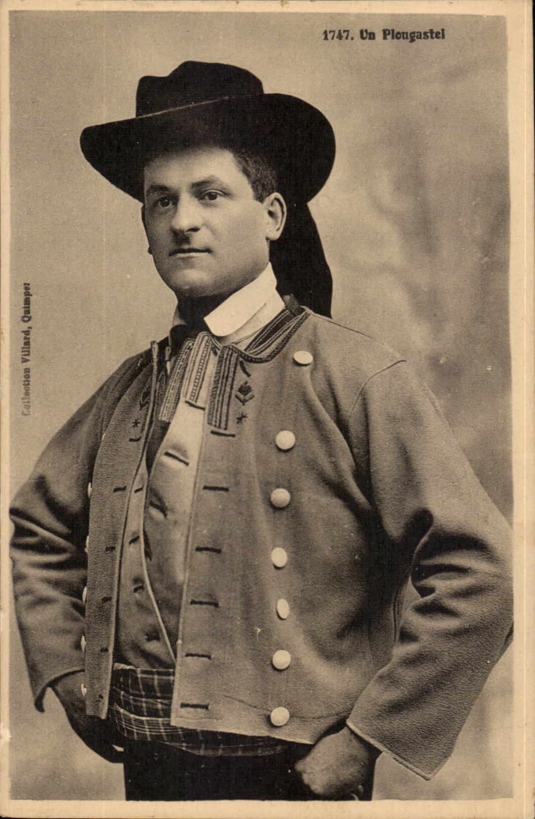 CPA Un Plougastel Bretagne Coiffe Costume