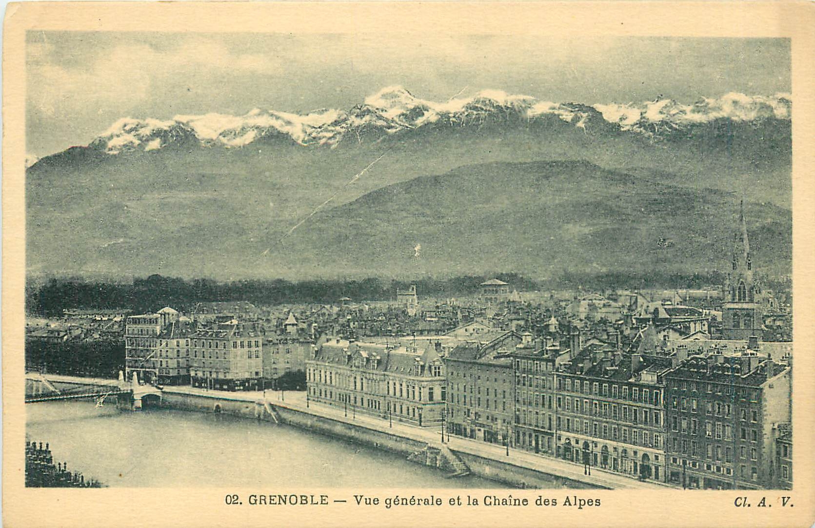 Grenoble — Vue générale et la Chaîne des Alpes — CL. A. V.