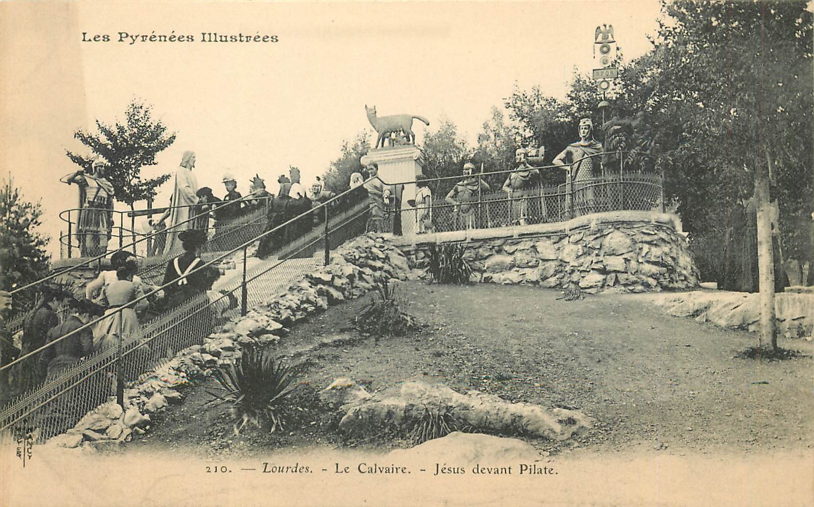 CPA Lourdes Le Calvaire Jesus devant Pilate 