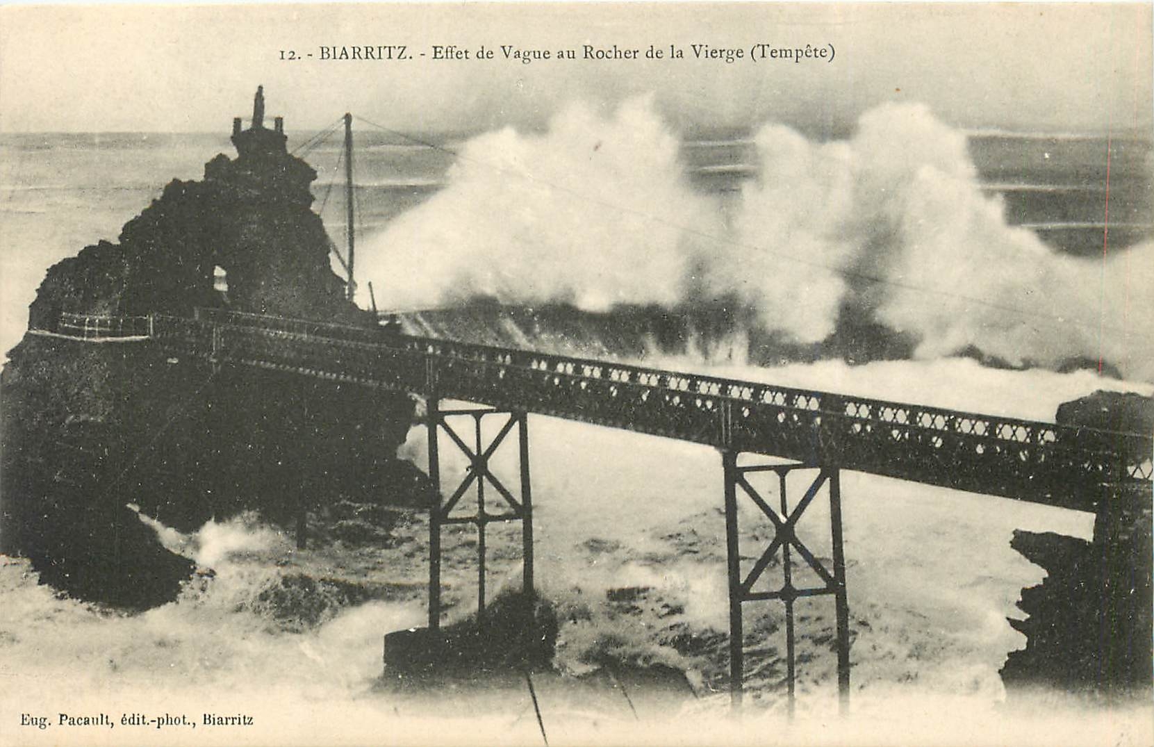 CPA Biarritz Effet de Vague au Rocher de la Vierge 