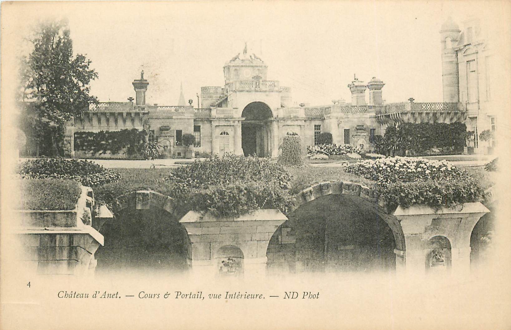 CPA Chateau d'Anet Cours Portail vue Interieure 