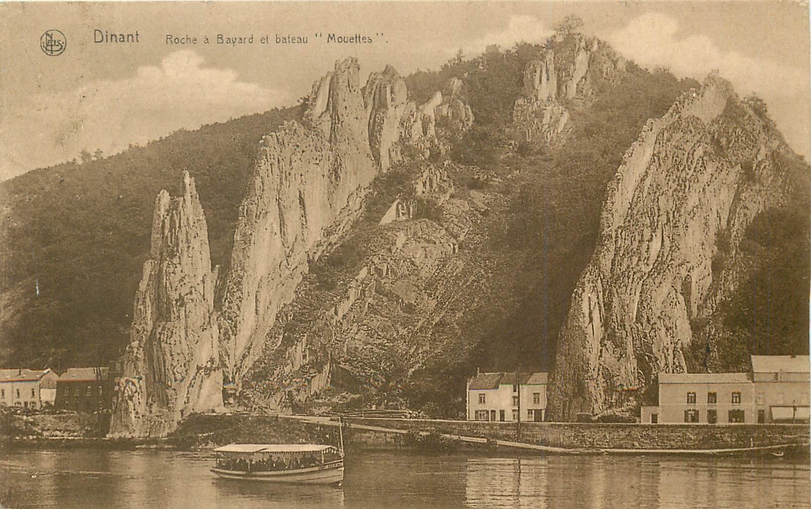 CPA Dinant Roche a Bayard et bateau Mouettes 