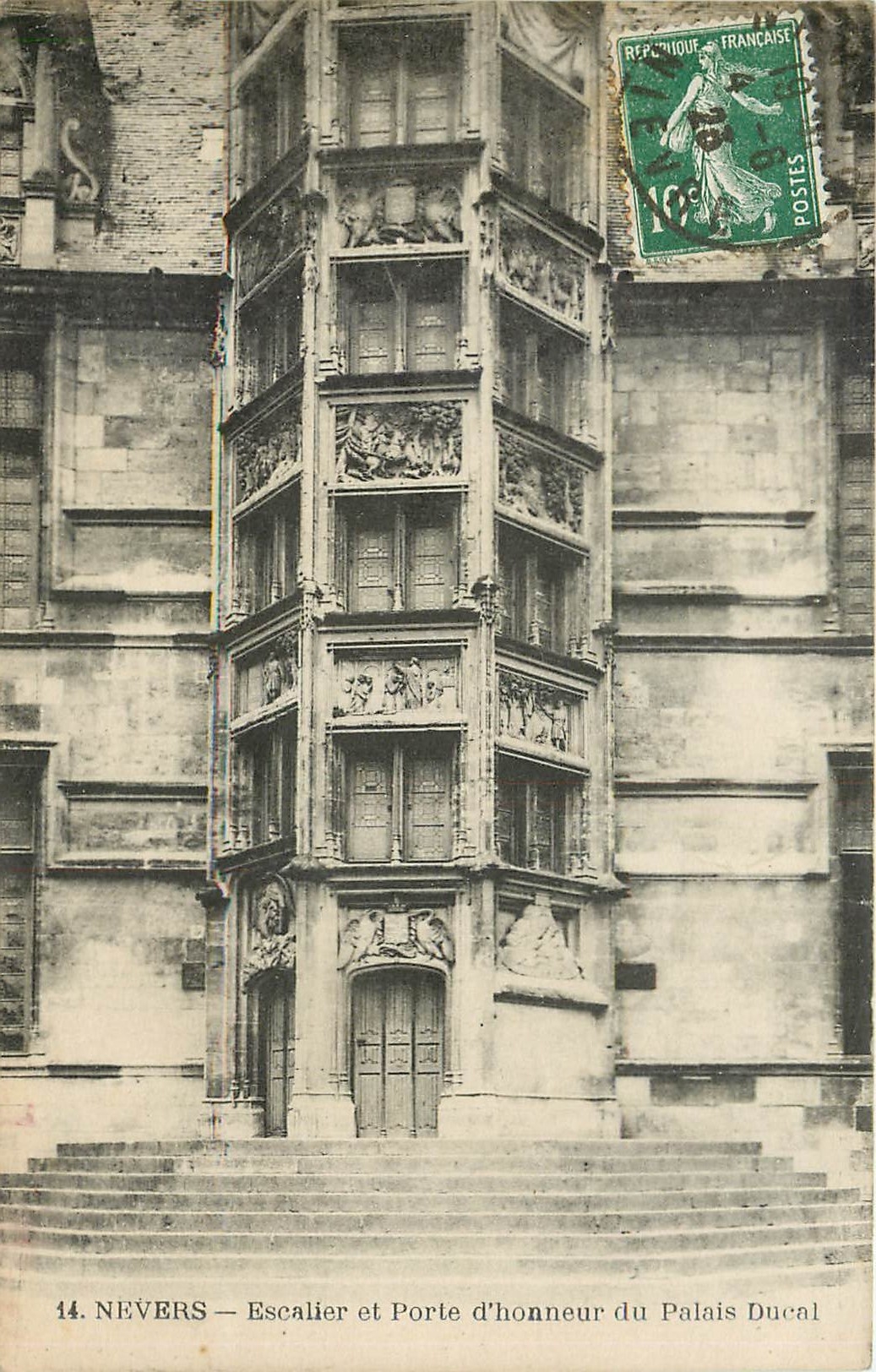 CPA Nevers Escalier et Porte d'Honneur du Palais Ducal 