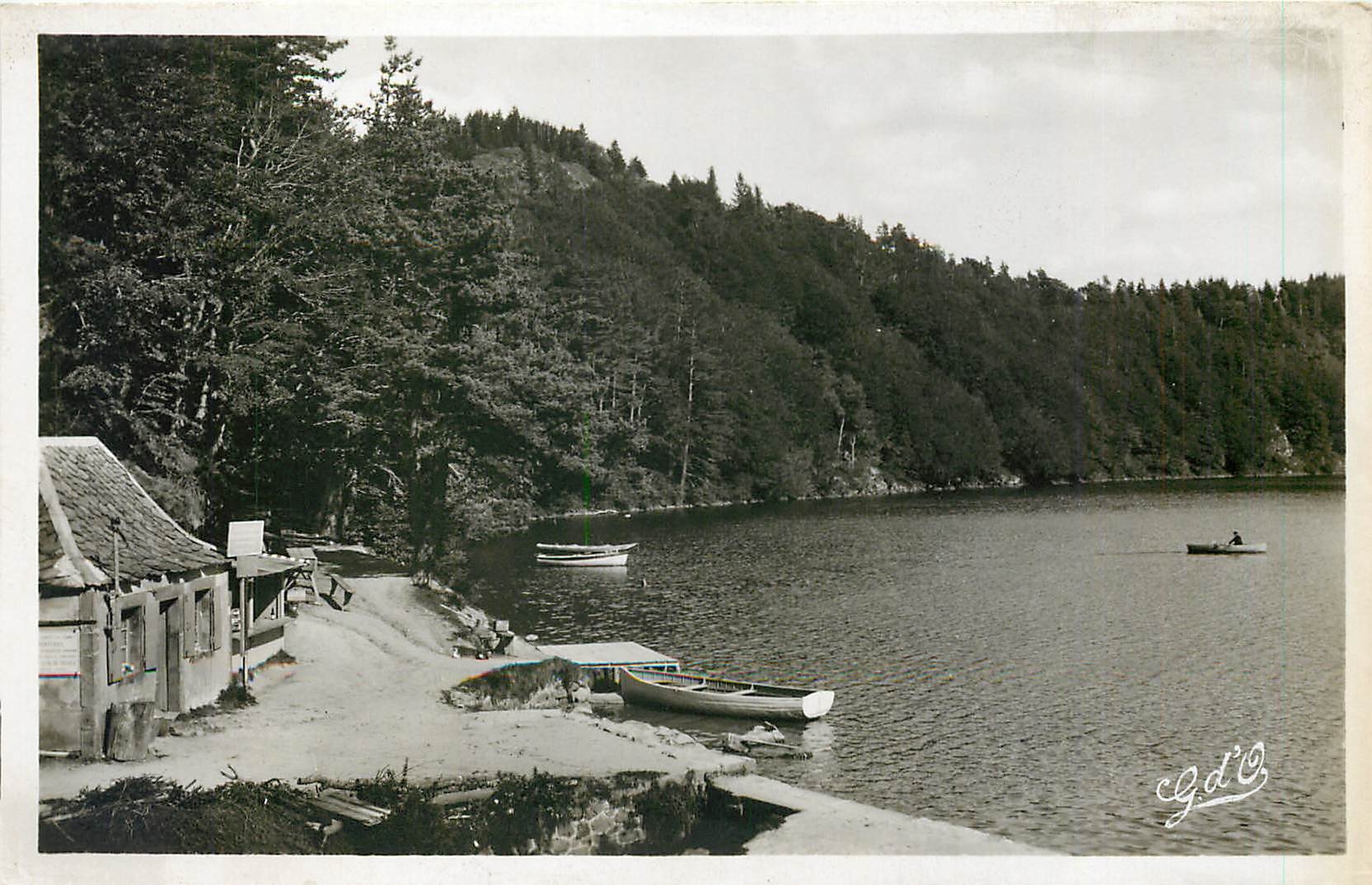 Lac Pavin — Entrée du Chemin sous bois — L'Auvergne