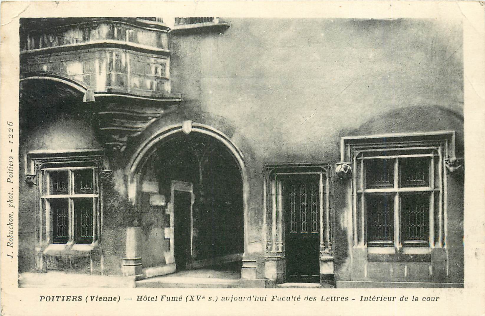 Poitiers (Vienne) — Hôtel Fumé (XVe s.) aujourd'hui Faculté des Lettres — Intérieur de la cour