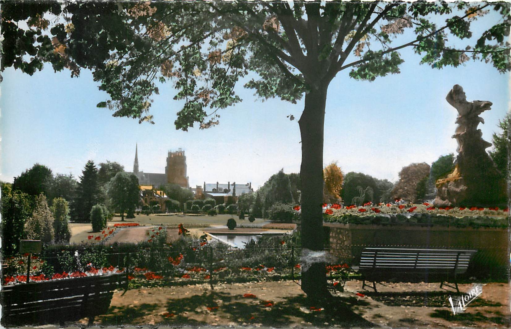 CPM Orleans Loiret Le parc Pasteur Au fond la cathedrale Sainte Croix 