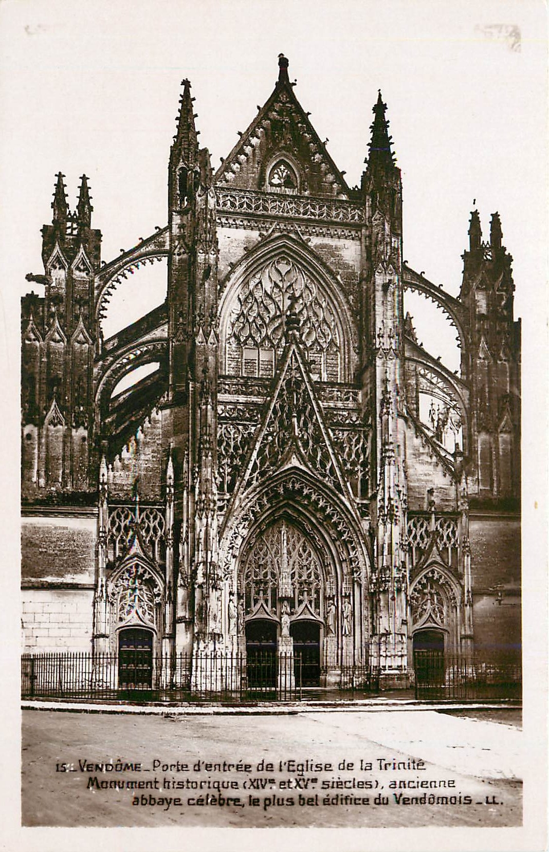 CPA Vendome Porte d'Entree de l'Eglise de la Trinite Monument historique 