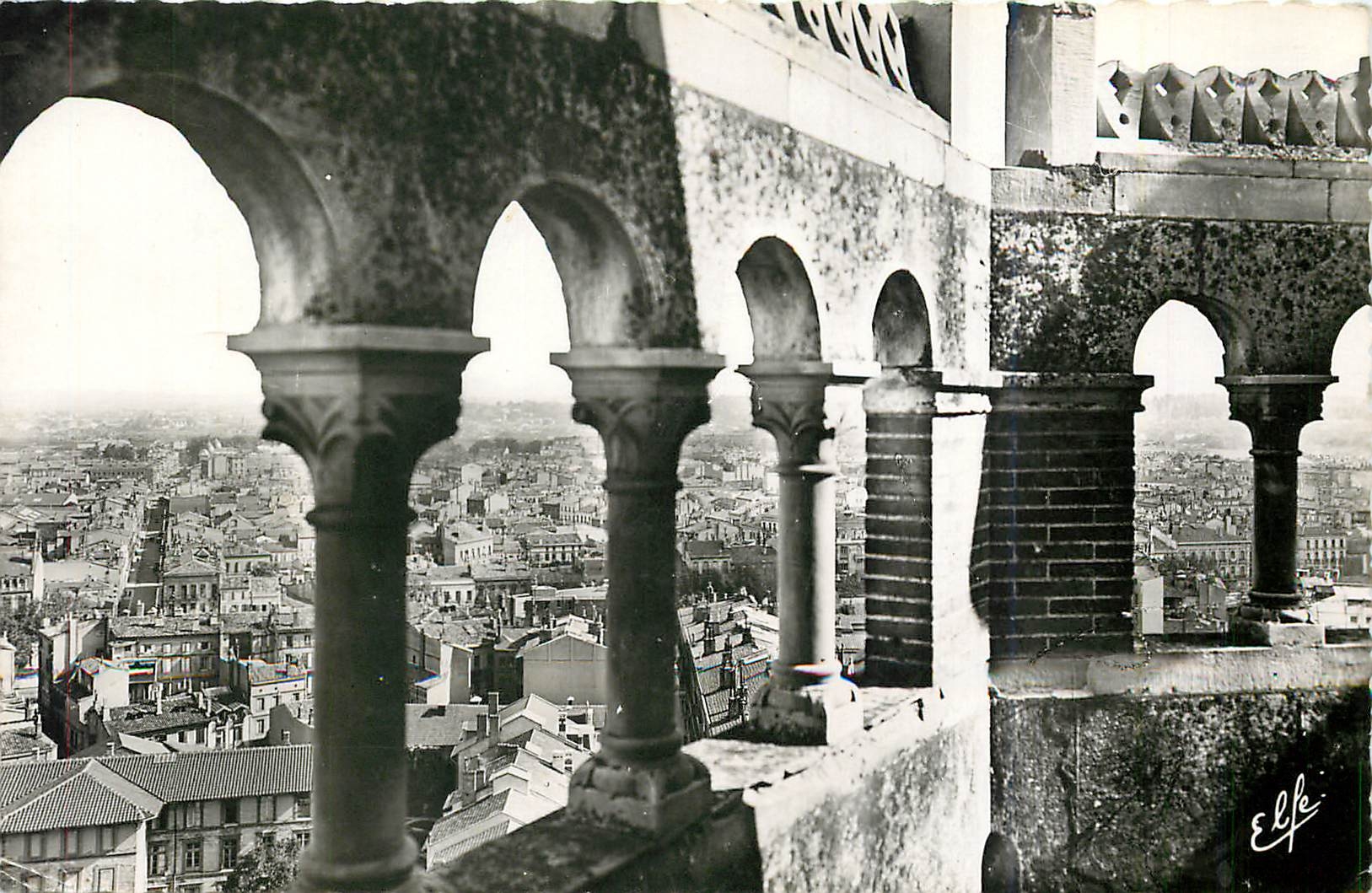 CPM Toulouse La Ville vue de la Galerie Romane du Clocher de St Sermin 