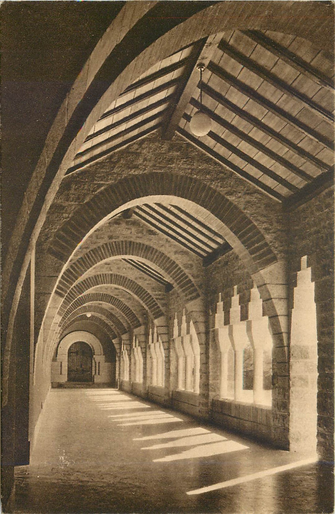 CPA L'Abbaye de Solesmes Interieur du Nouveau Cloitre 