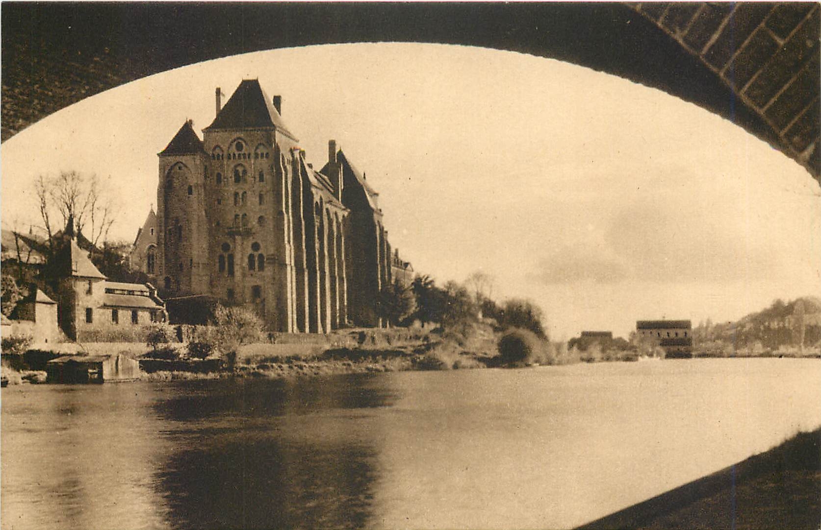 CPA L'Abbaye de Solesmes Vue sous le Pont 