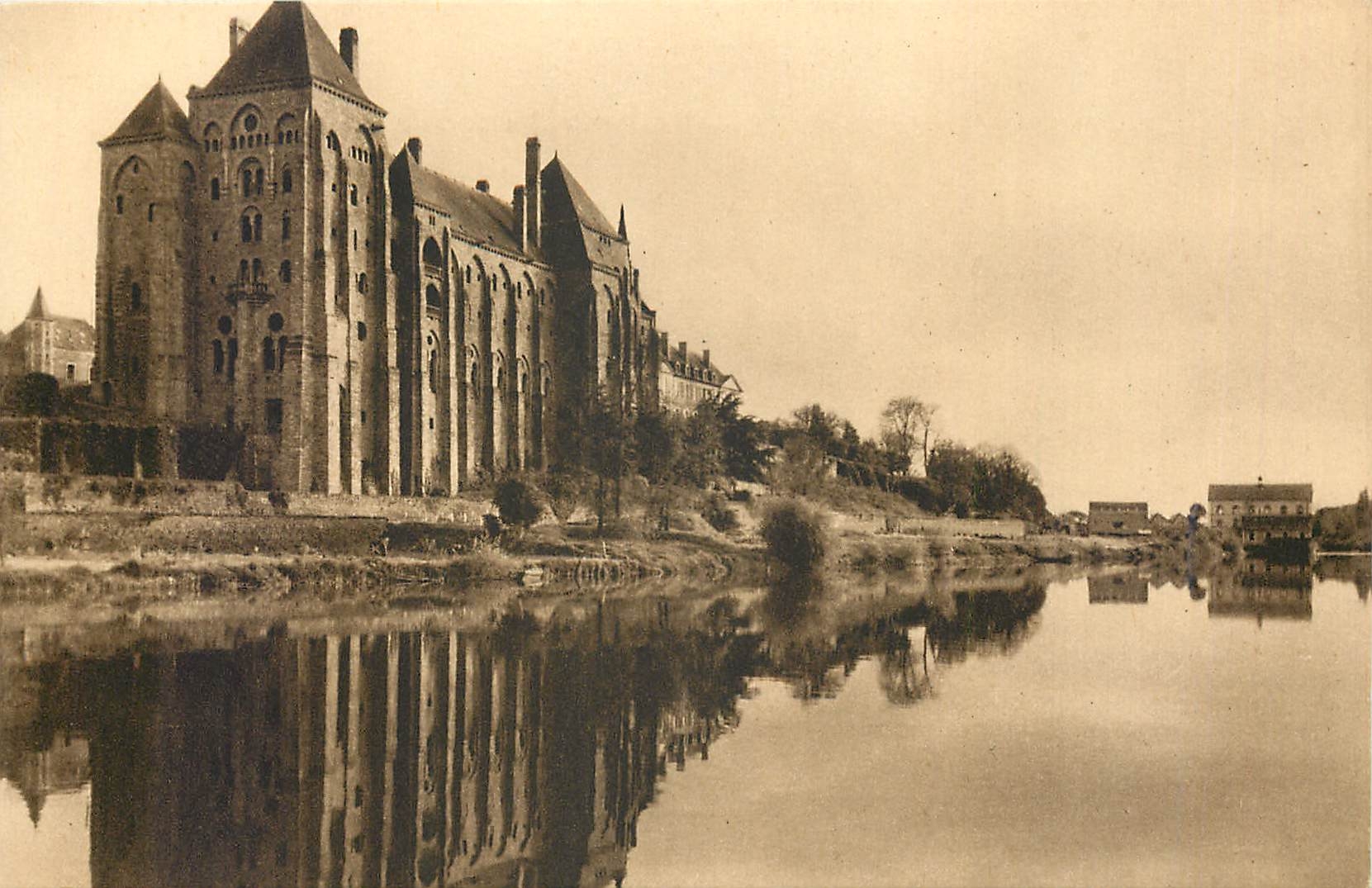CPA L'Abbaye de Solesmes Vue de la rive droite de la Sarthe 