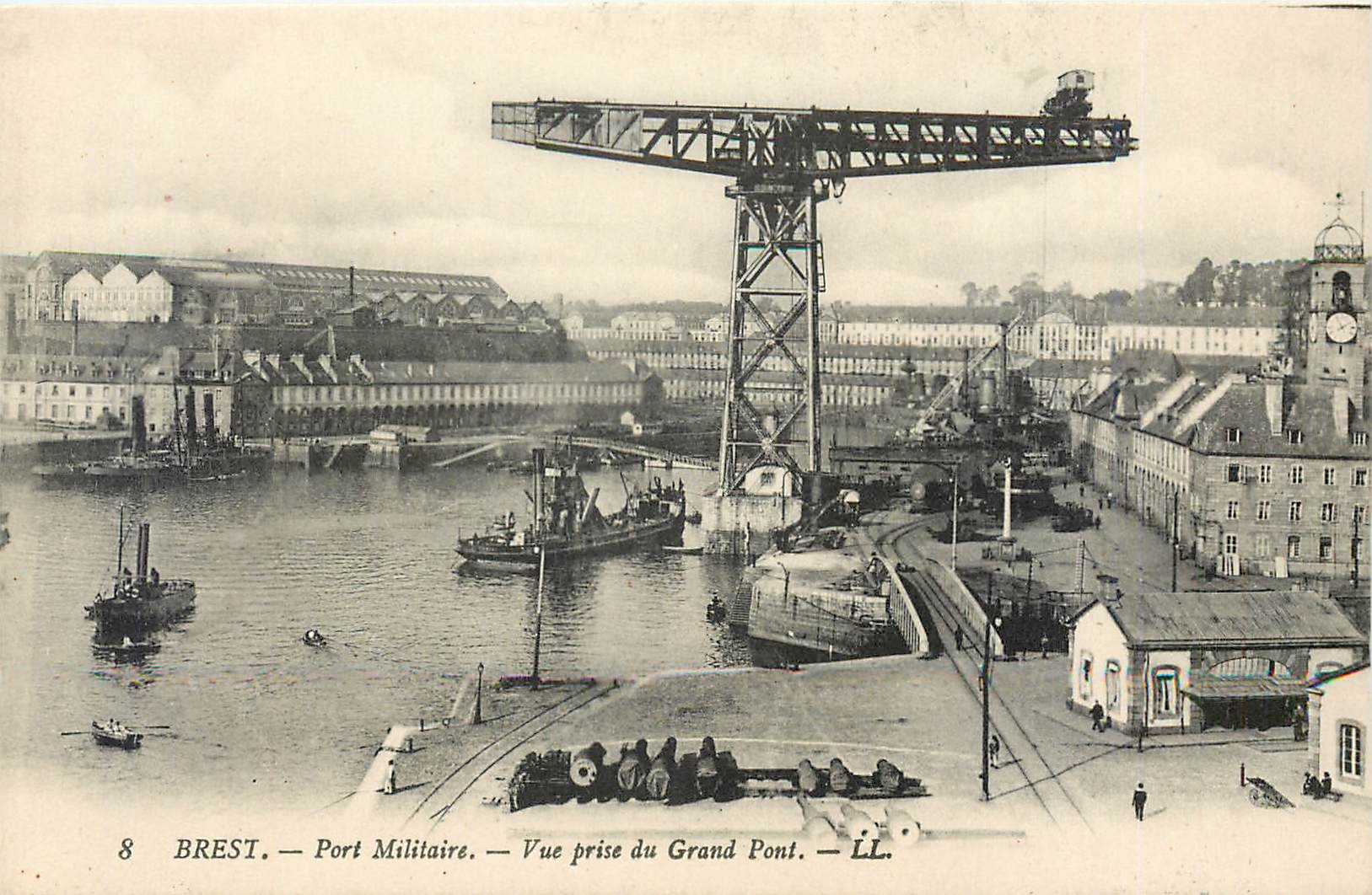 CPA Brest Port Militaire Vue prise du Grand Pont 