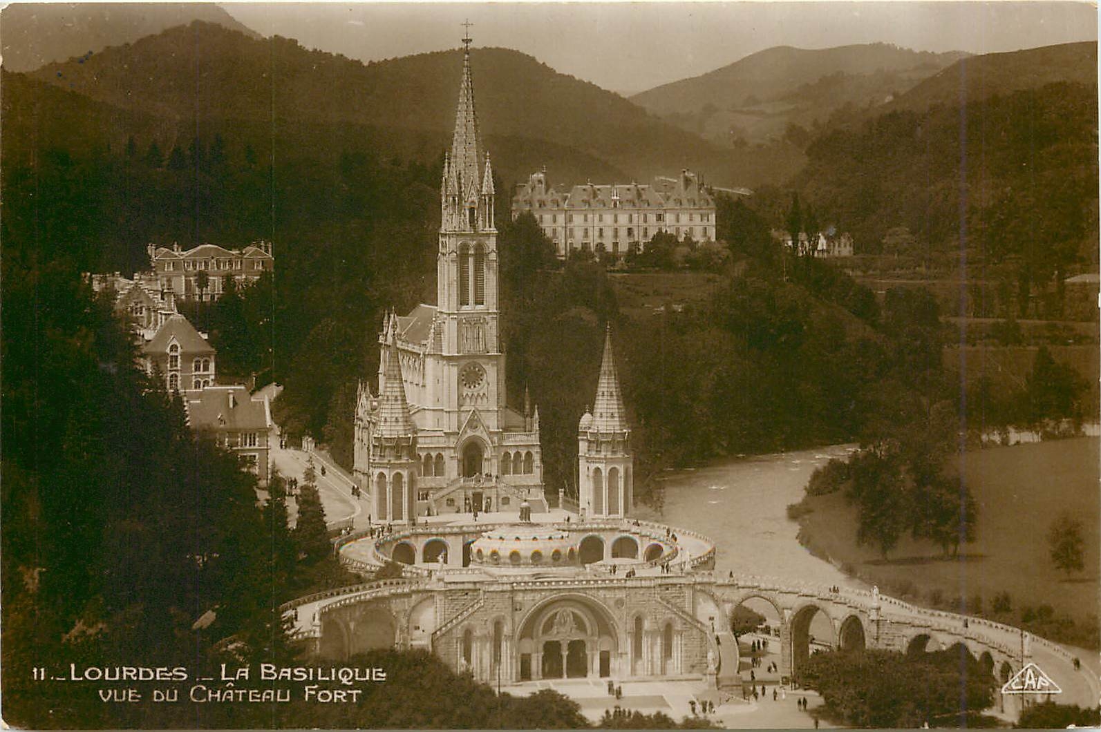 CPA Lourdes La Basilique vue du Chateau Fort 