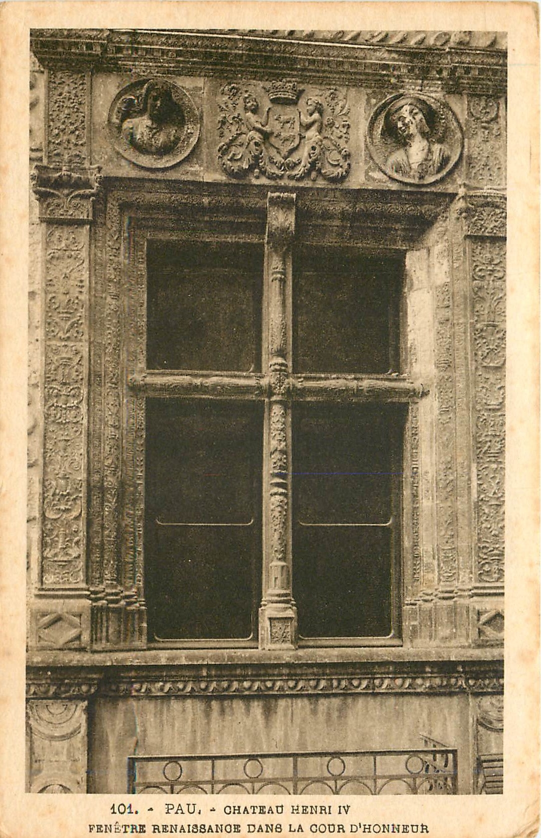 CPA Pau Chateau Henri IV Fenestre Renaissance dans la Cour d'Honneur 