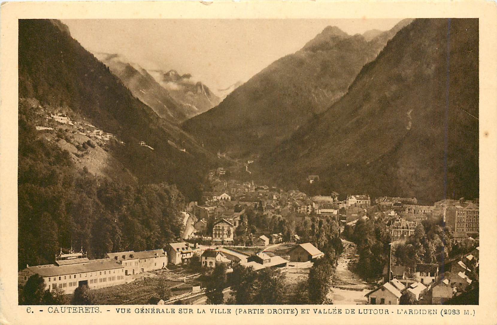 CPA Cauterets Vue generale sur la Ville et Vallee du Lutour 