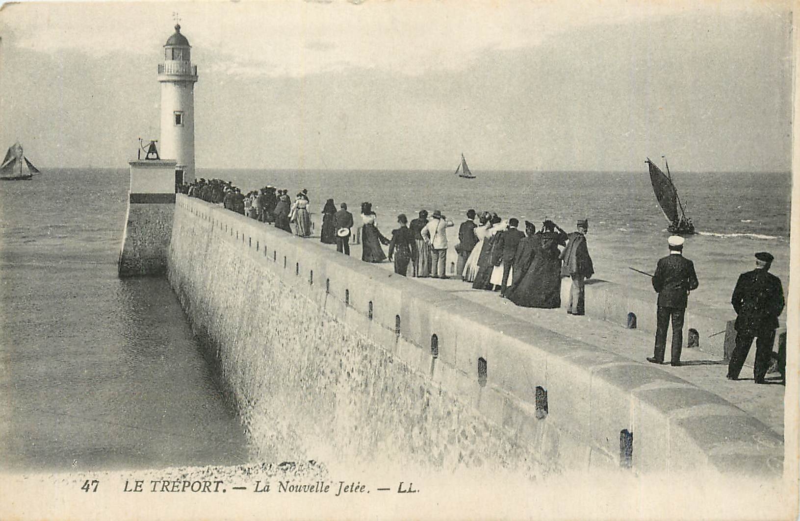 CPA Le Treport La Nouvelle Jetee Phare Bateau