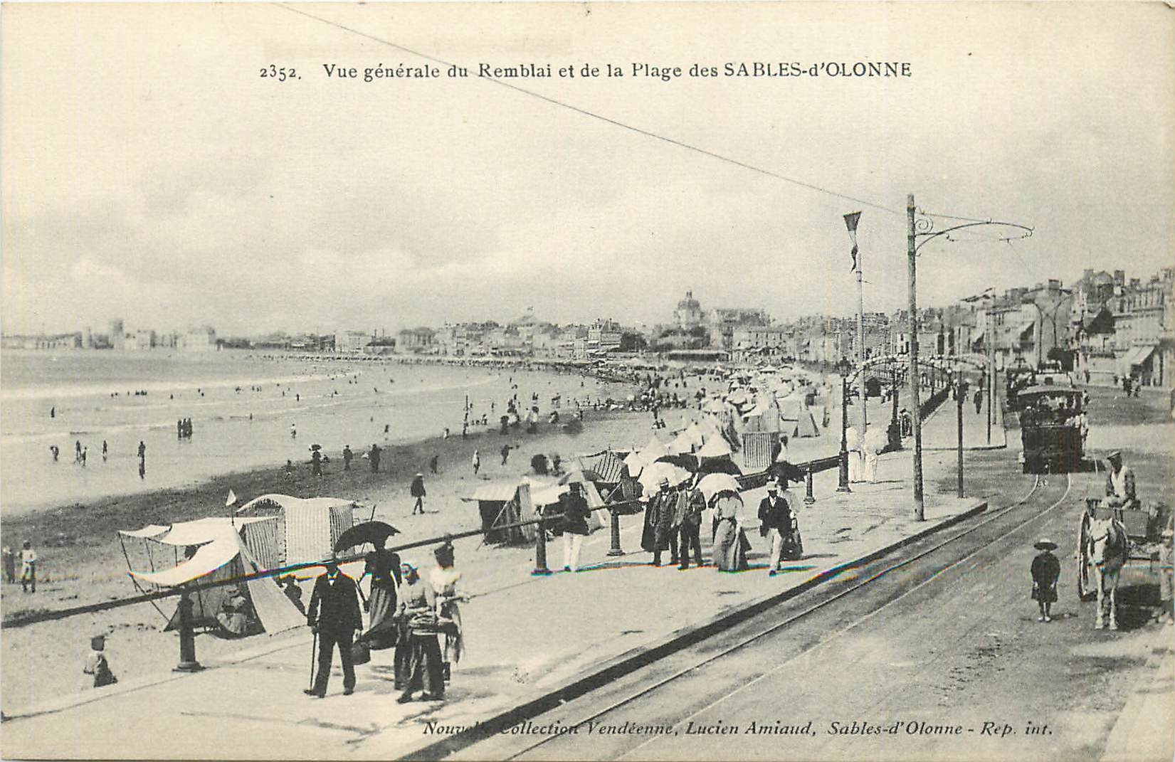 CPA Vue generale du Remblai et de la Plage des Sables d'Olonne 