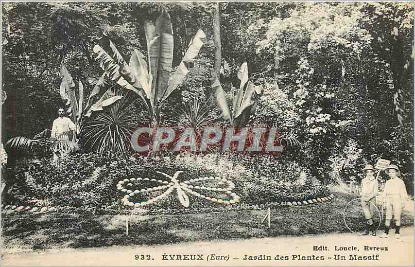 CPA Evreux Eure Jardin des Plantes Un Massif Enfants