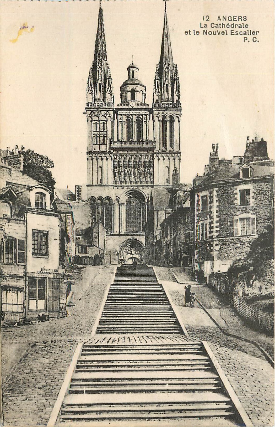 CPA Angers La Cathedrale et le Nouvel Escalier 