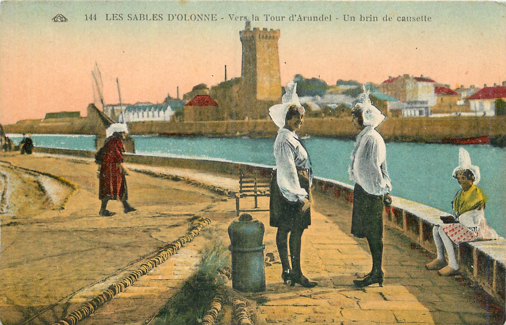 Les Sables d'Olonne — Vers la Tour d'Arundel — Un brin de causette — Éditeur : Alba-Poste des Antilles Françaises, n° 144