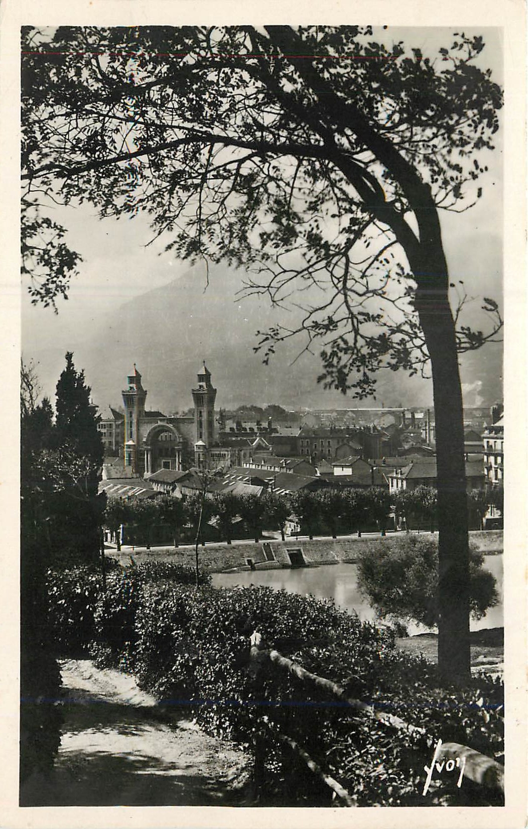 Grenoble (Isère) — L'Église du Sacré-Cœur vue du Jardin des Dauphins — Les Éditions d'Art