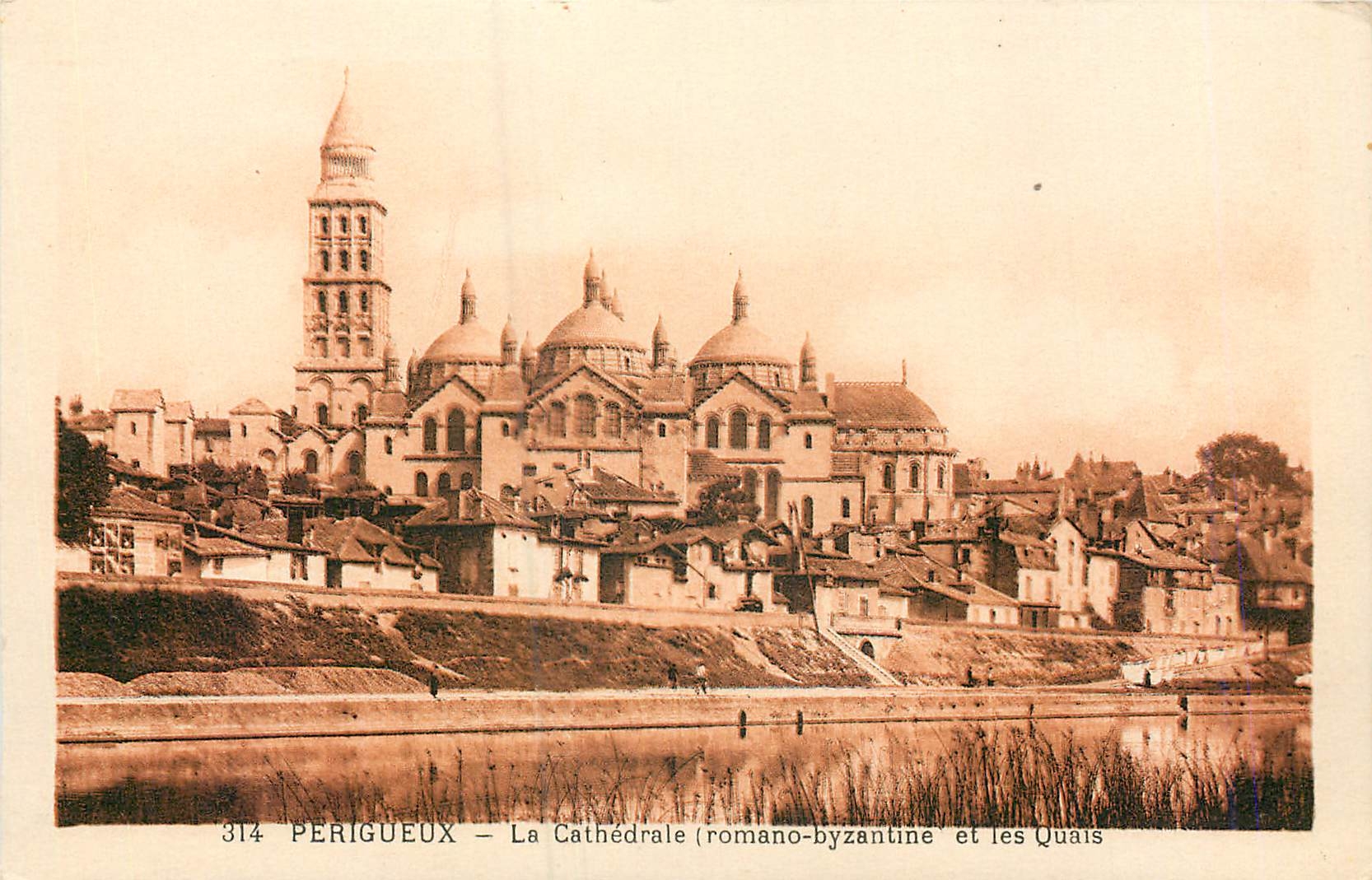 CPA Perigeux La Cathedrale romane byzantine et les Quais 