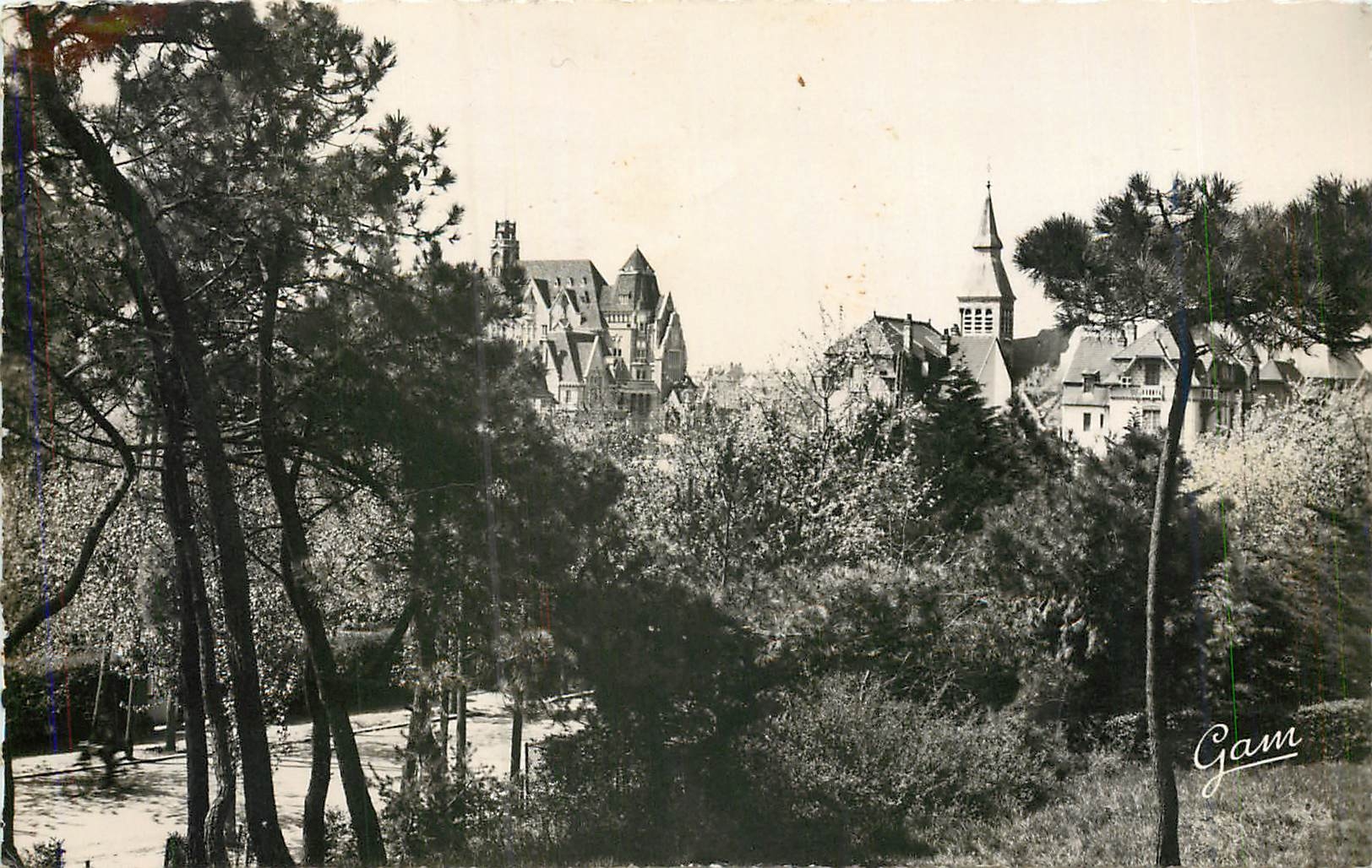Le Touquet - Paris-Plage (P.-de-C.) — Rathaus und Kirche aus der Waldansicht — Verlag F. Gamblier