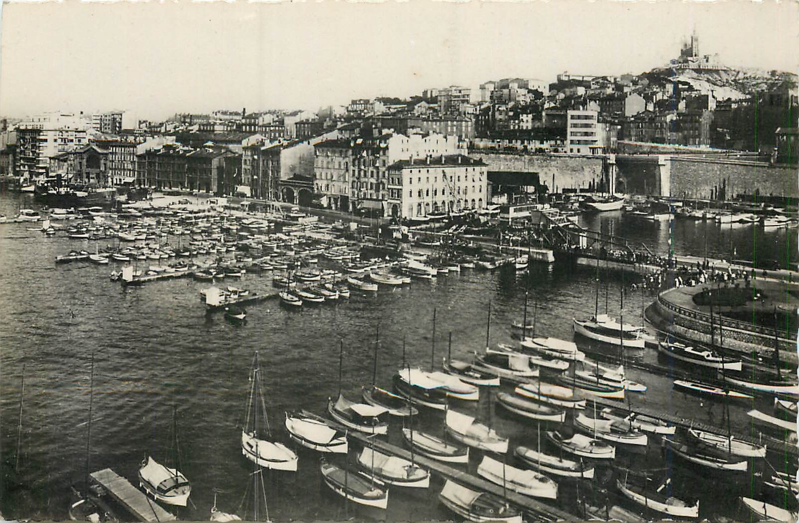 CPM Marseille Le Quai de Rive Neuve Bateaux