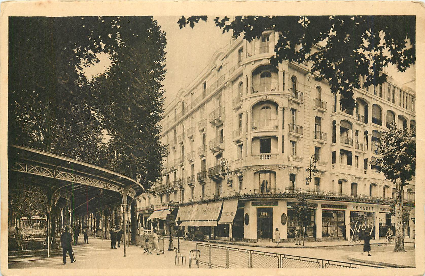 CPA Vichy Allier L'Hotel du Parc et les Allees couvertes 