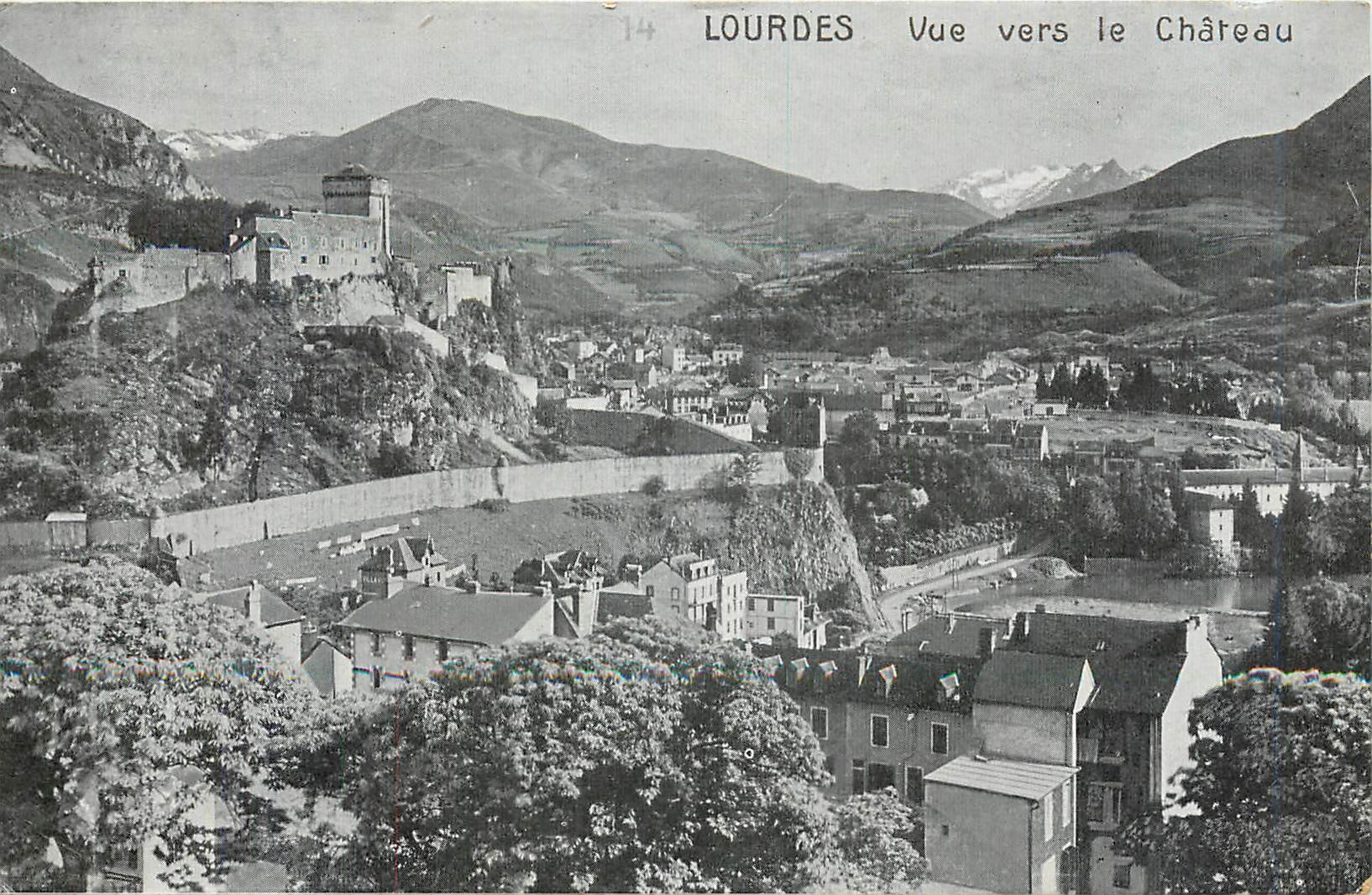 CPA Lourdes Vue vers le Chateau 