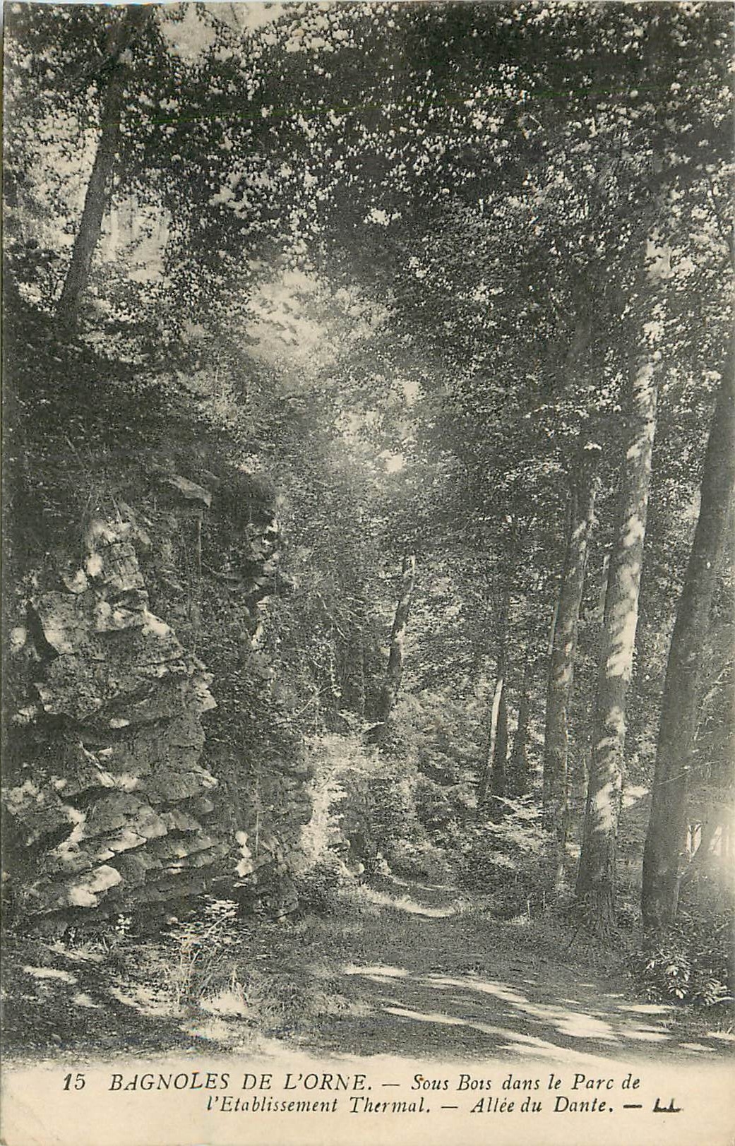 CPA Bagnoles de l'Orne Sous bous dans le Parc de l'Etablissement Thermal 