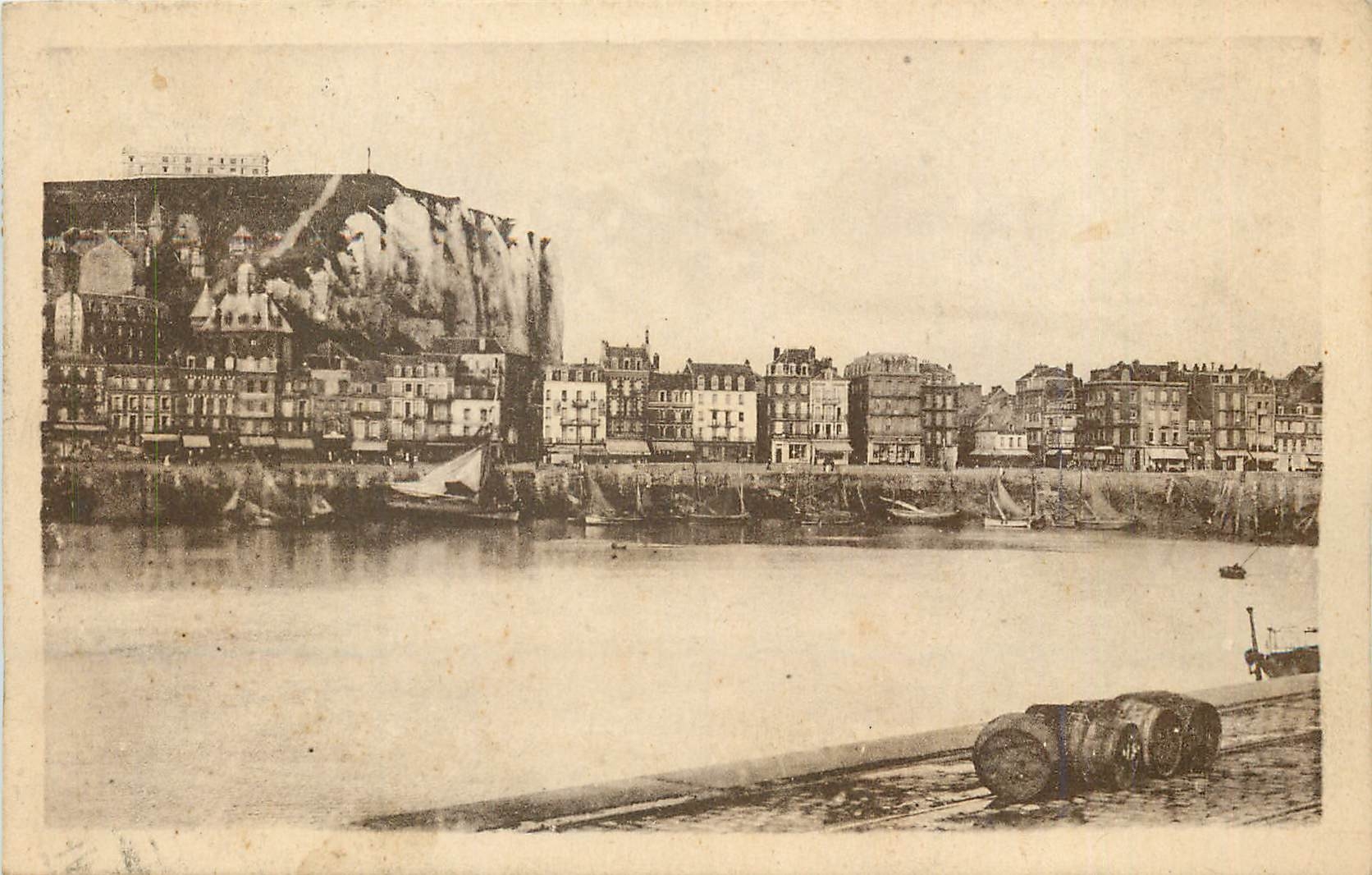 CPA Le Treport Vue sur le Musoir et la Falaise 