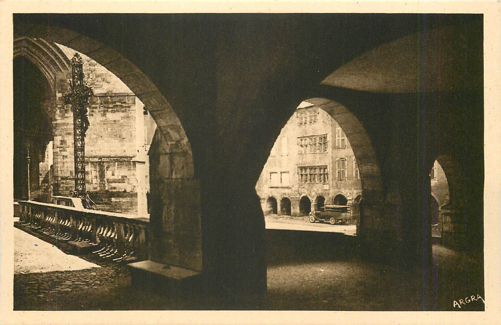 CPA Villefranche de Rouergue Les Arcades 
