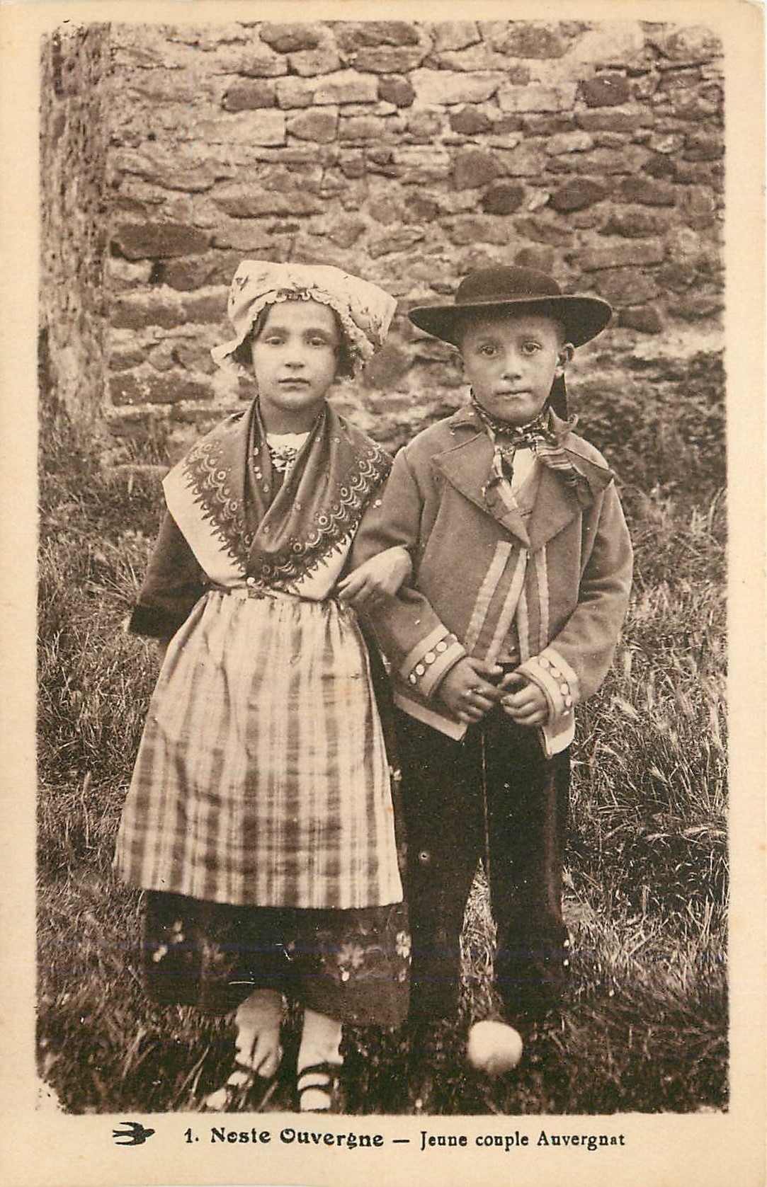 CPA Neste Ouvergne Jenne couple Auvergnat Folklore