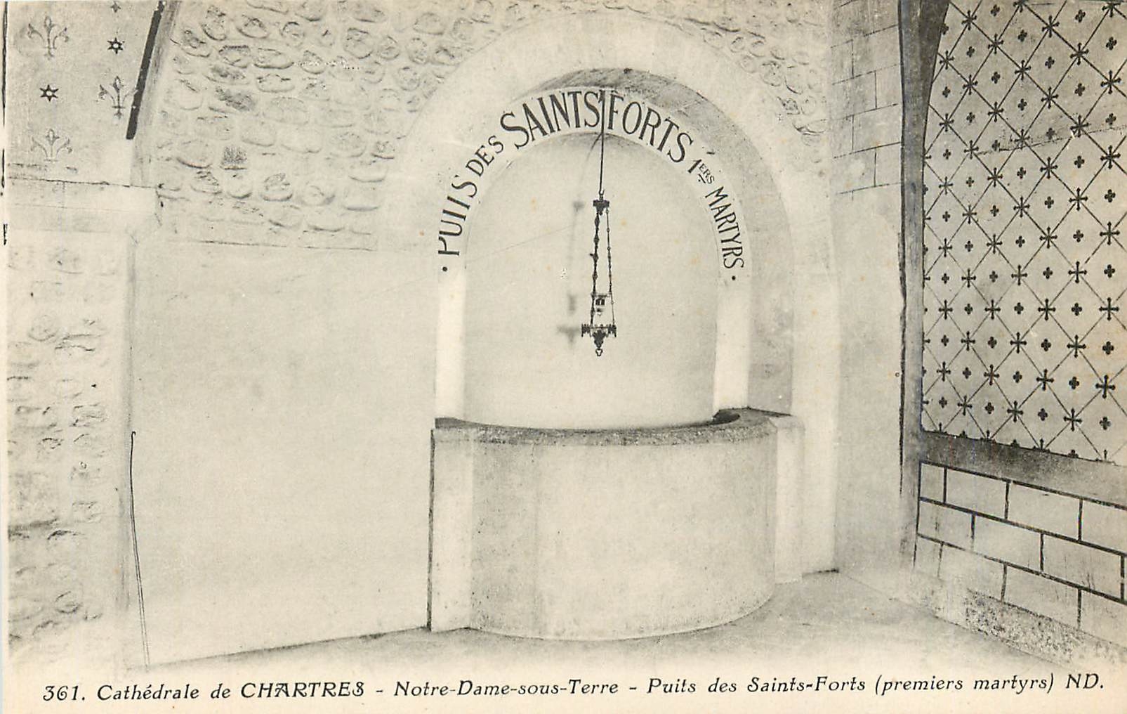 CPA Cathedrale de Chartres Notre Dame sous Terre Puits des Saints Forts