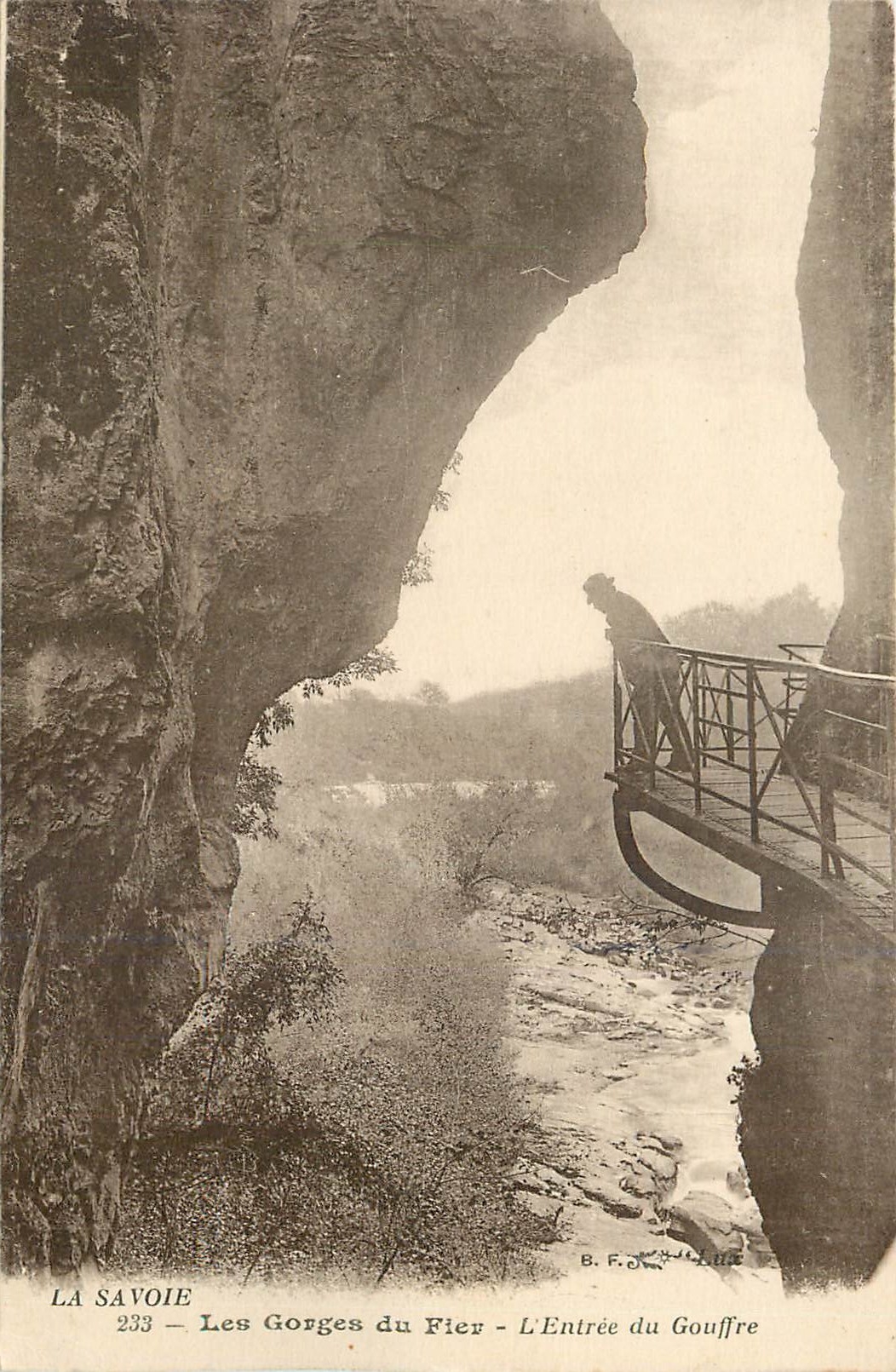 CPA La Savoie Les Gorges du Fier L'Entree du Gouffre 