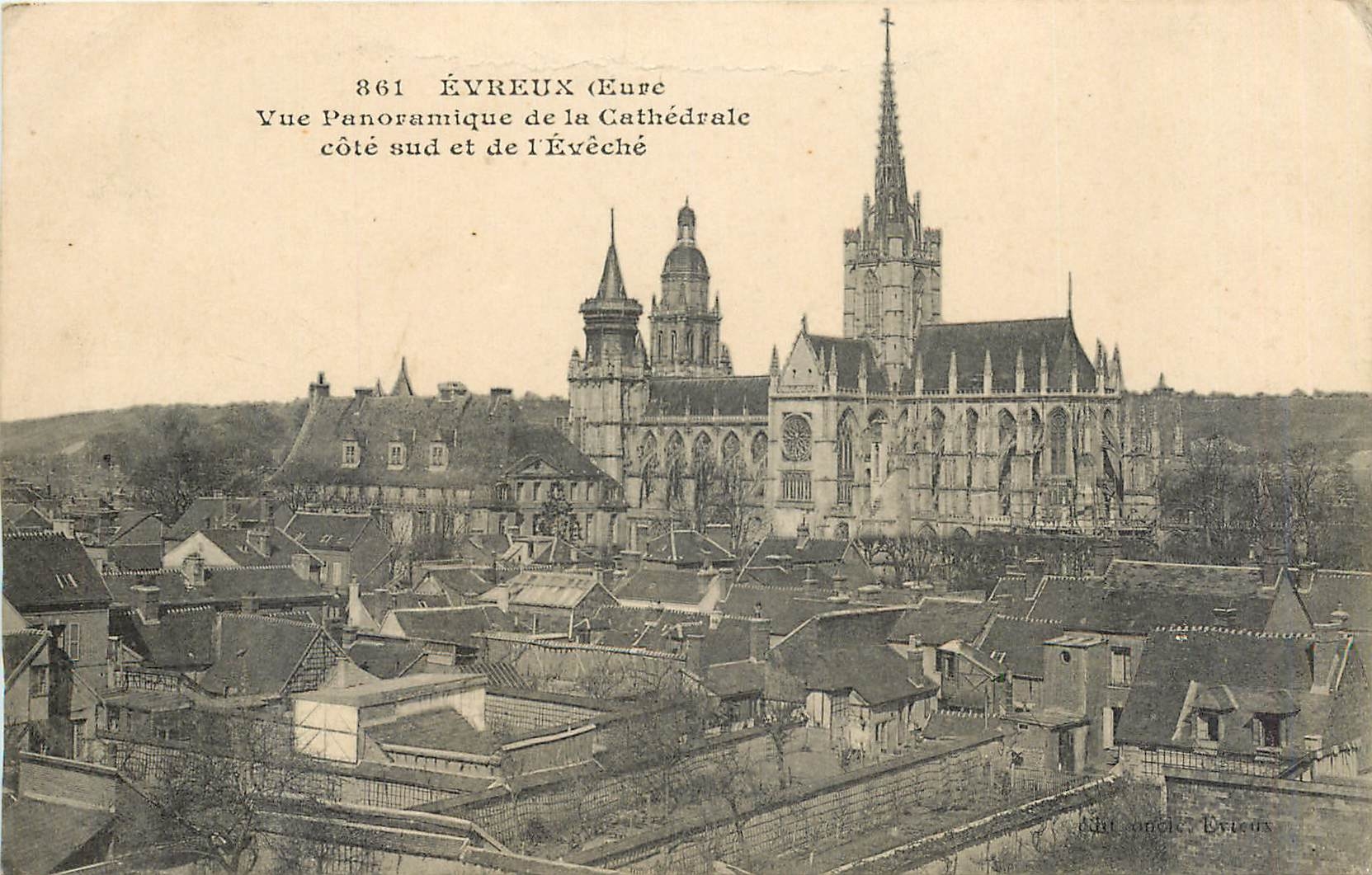 CPA Evreux Eure Vue Panoramique de la Cathedrale cote sud et de l'Eveche 