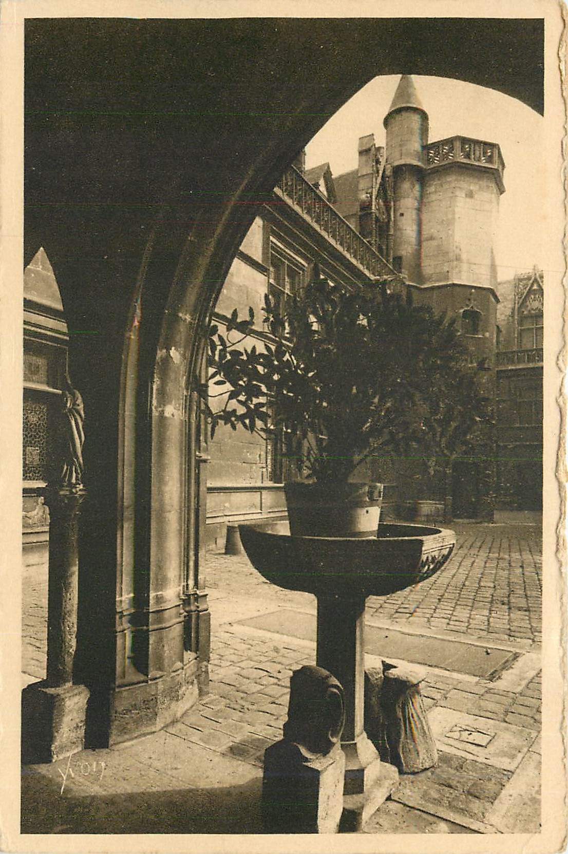 CPA Paris Musee de Cluny Cour d'honneur 