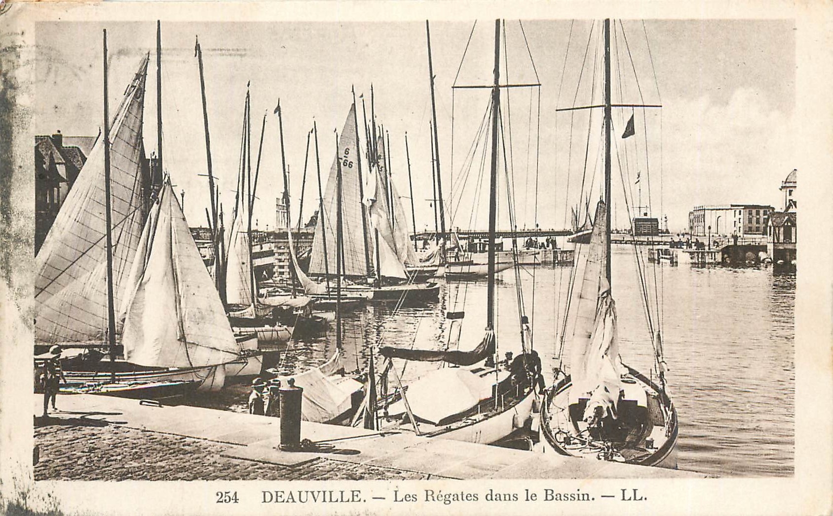 Deauville — Les Régates dans le Bassin — LL.
