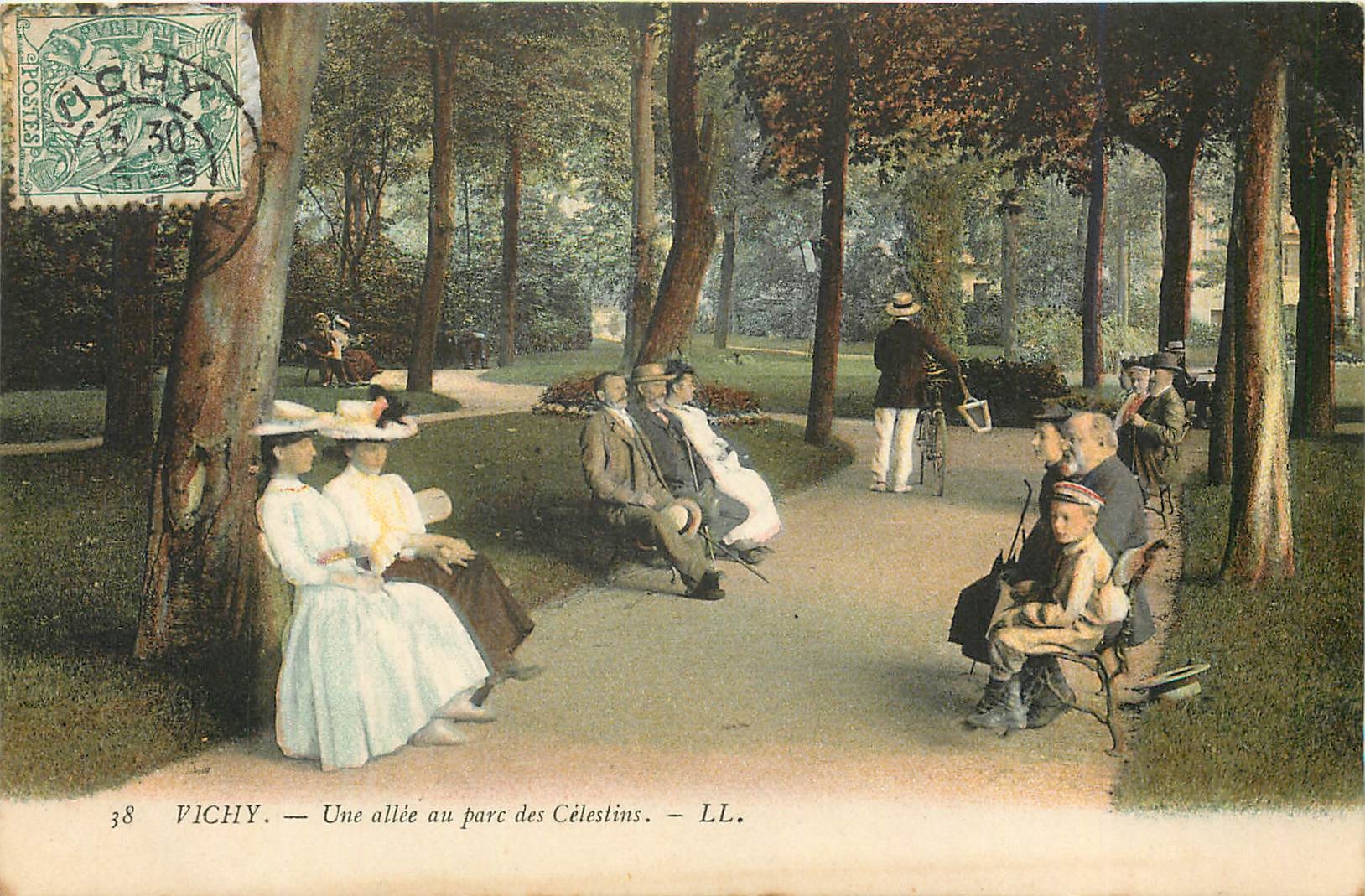 CPA Vichy Une allee au parc des Celestins 