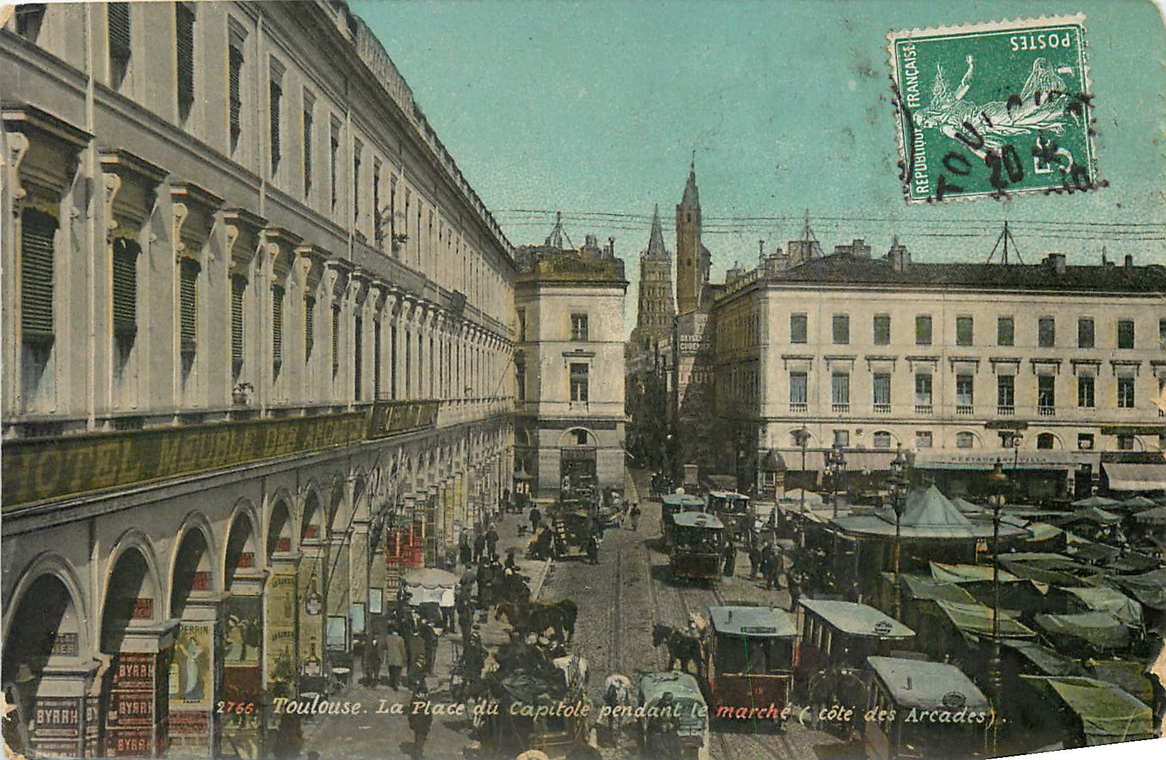 CPA Toulouse La Place du Capitole pendant le marche 