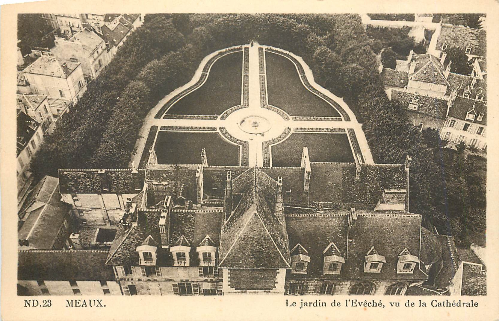 CPA Meaux Le jardin de l'Eveche vu de la Cathedrale 
