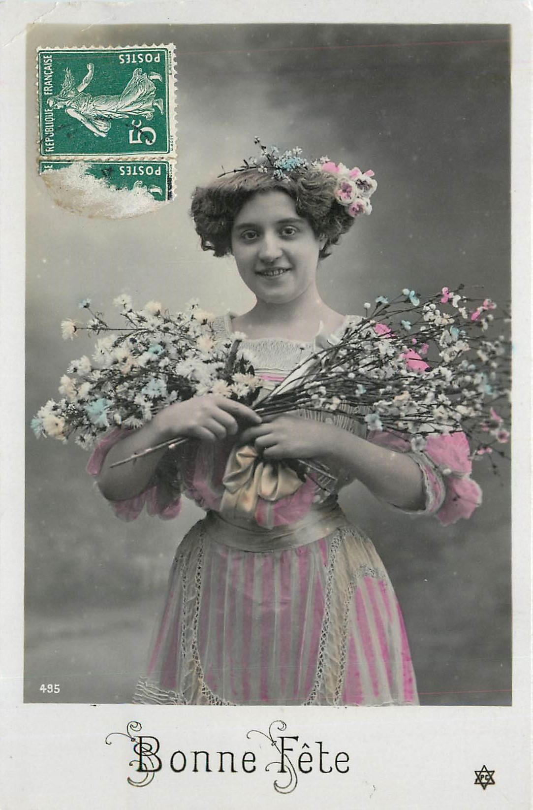Mujer en vestido rosa y pañuelo floral — Feliz cumpleaños — Editor desconocido, n.º 485