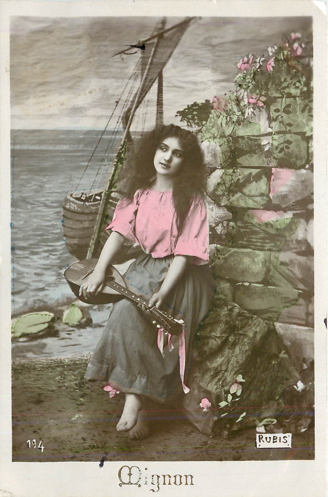 Mignon — jeune femme avec mandoline près d'un bateau — Rubis, n°194