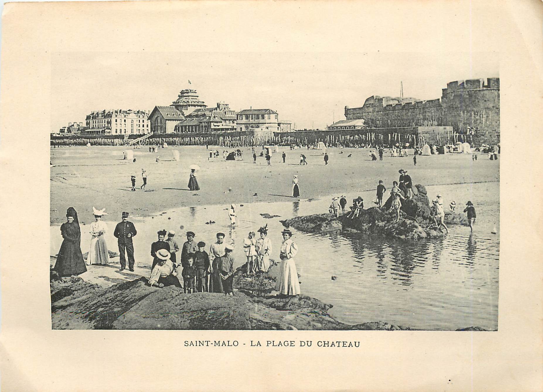 Saint-Malo - La plage du Château — vue de la passe à pieds