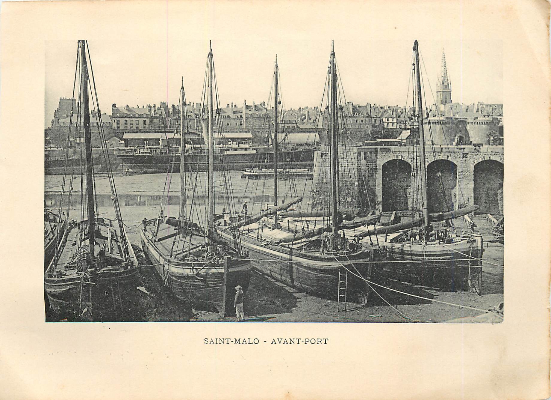Saint-Malo - Avant-Port — vue du port avec plusieurs bateaux à voile et la ville en arrière-plan — Héliotypie E. Le Deley, Paris