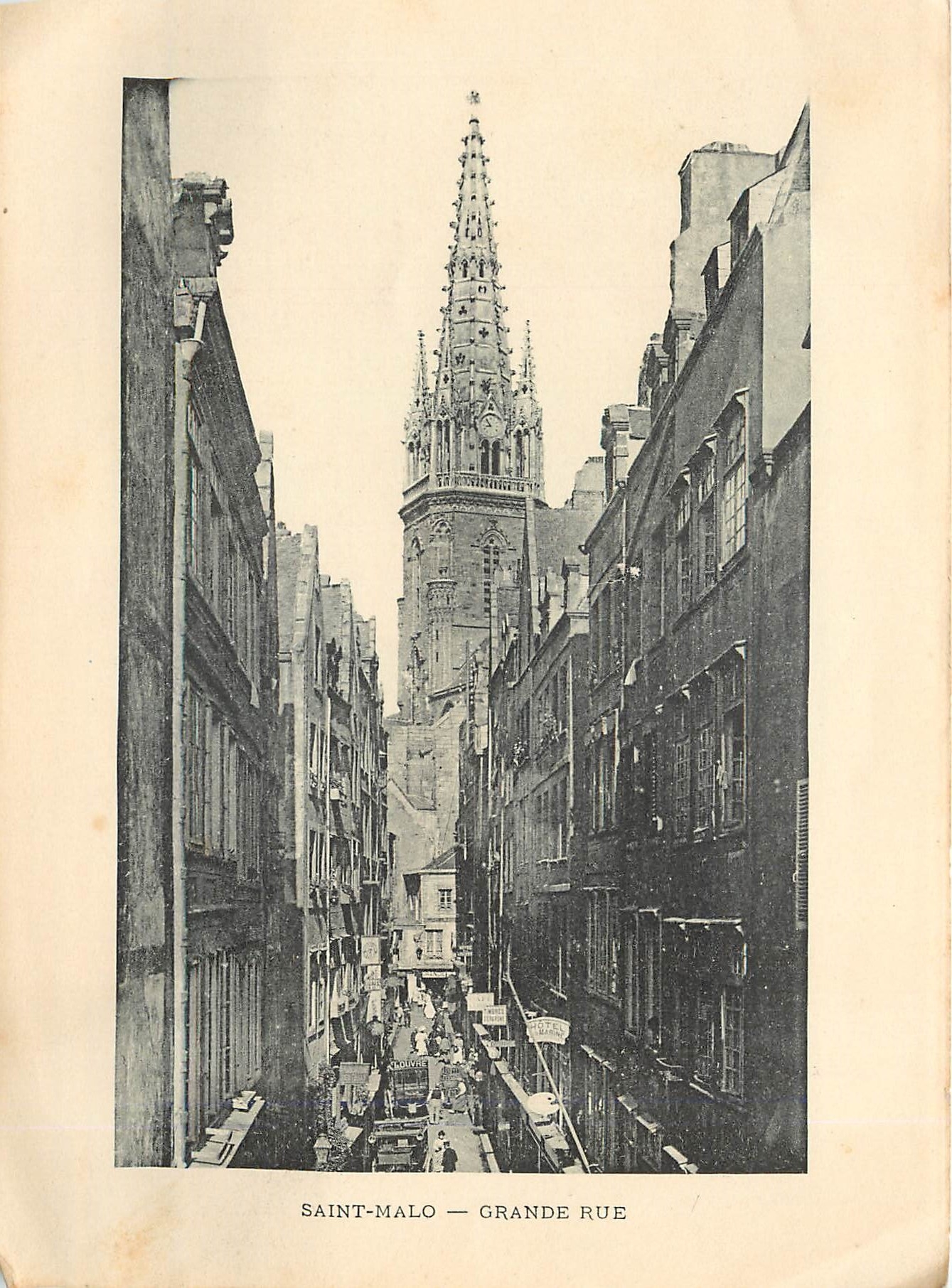 Saint-Malo — Grande Rue — vue vers la cathédrale